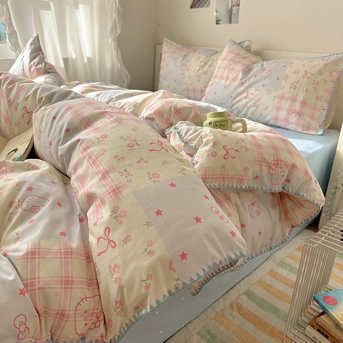 91家纺网 家纺一手货源 找家纺 桃子家居 2026新款A类纯棉三角针贝壳边工艺卡通撞色猫咪卡通全棉四件套 棉贝壳边-粉蓝奶油猫