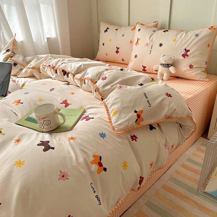 91家纺网 家纺一手货源 找家纺 桃子家居 2026新款A类纯棉三角针贝壳边工艺卡通撞色猫咪卡通全棉四件套 棉贝壳边-花间小马