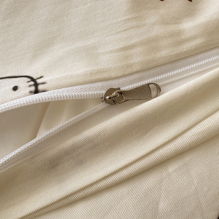 91家纺网 家纺一手货源 找家纺 桃子家居 2026新款A类纯棉三角针贝壳边工艺卡通撞色猫咪卡通全棉四件套 棉贝壳边-元气甜甜猫