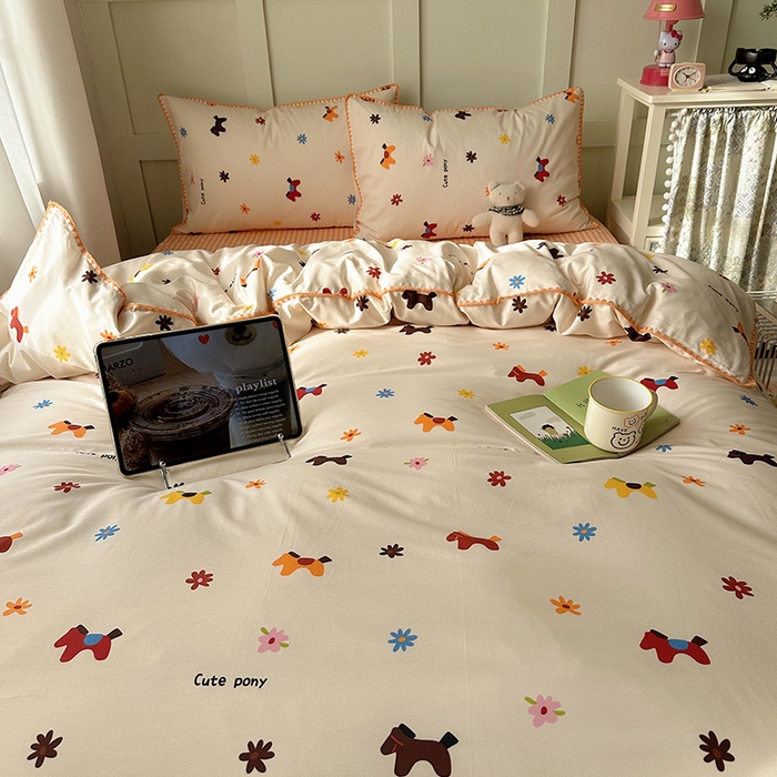 91家纺网 家纺一手货源 找家纺 桃子家居 2026新款A类纯棉三角针贝壳边工艺卡通撞色猫咪卡通全棉四件套 棉贝壳边-花间小马