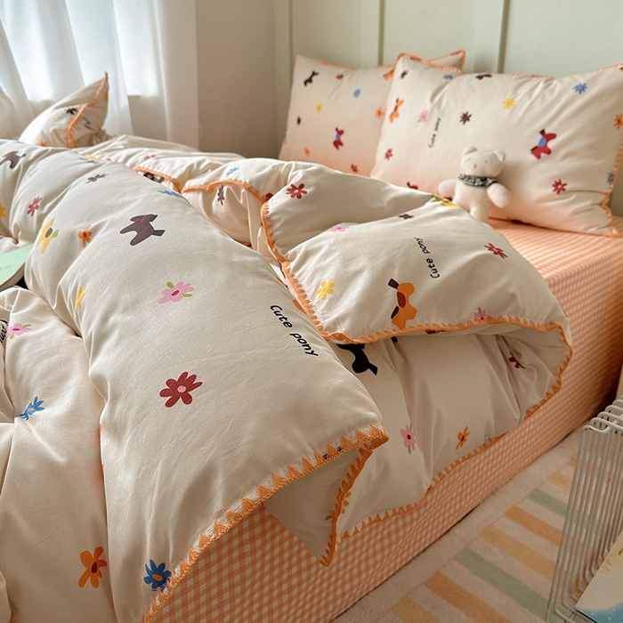 91家纺网 家纺一手货源 找家纺 桃子家居 2026新款A类纯棉三角针贝壳边工艺卡通撞色猫咪卡通全棉四件套 棉贝壳边-花间小马