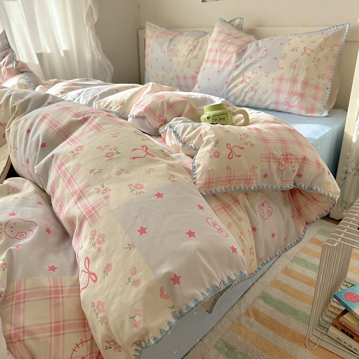 91家纺网 家纺一手货源 找家纺 桃子家居 2026新款A类纯棉三角针贝壳边工艺卡通撞色猫咪卡通全棉四件套 棉贝壳边-粉蓝奶油猫