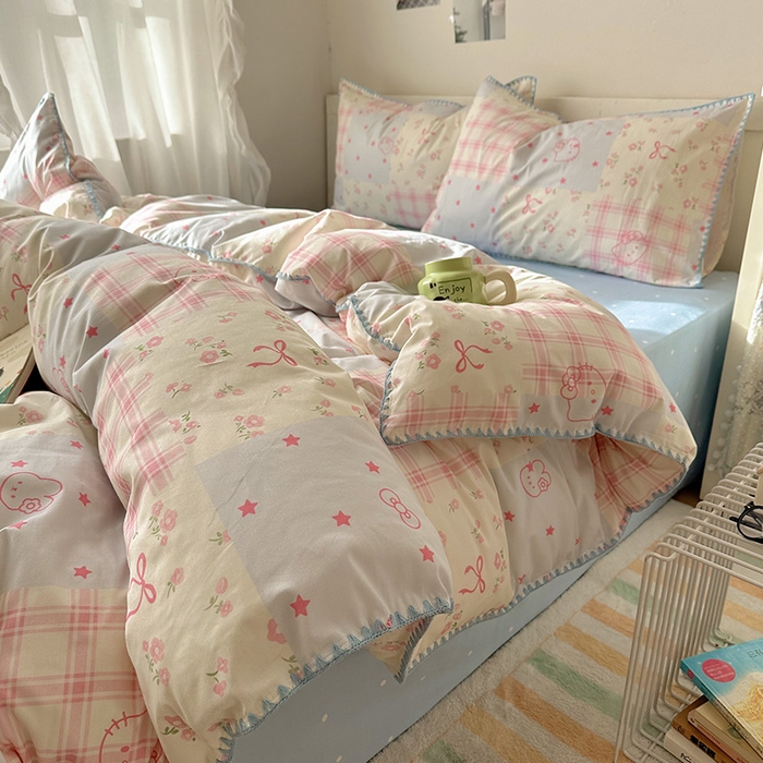 91家纺网 家纺一手货源 找家纺 桃子家居 2026新款A类纯棉三角针贝壳边工艺卡通撞色猫咪卡通全棉四件套 棉贝壳边-粉蓝奶油猫