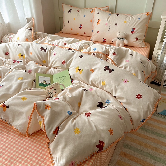 91家纺网 家纺一手货源 找家纺 桃子家居 2026新款A类纯棉三角针贝壳边工艺卡通撞色猫咪卡通全棉四件套 棉贝壳边-花间小马