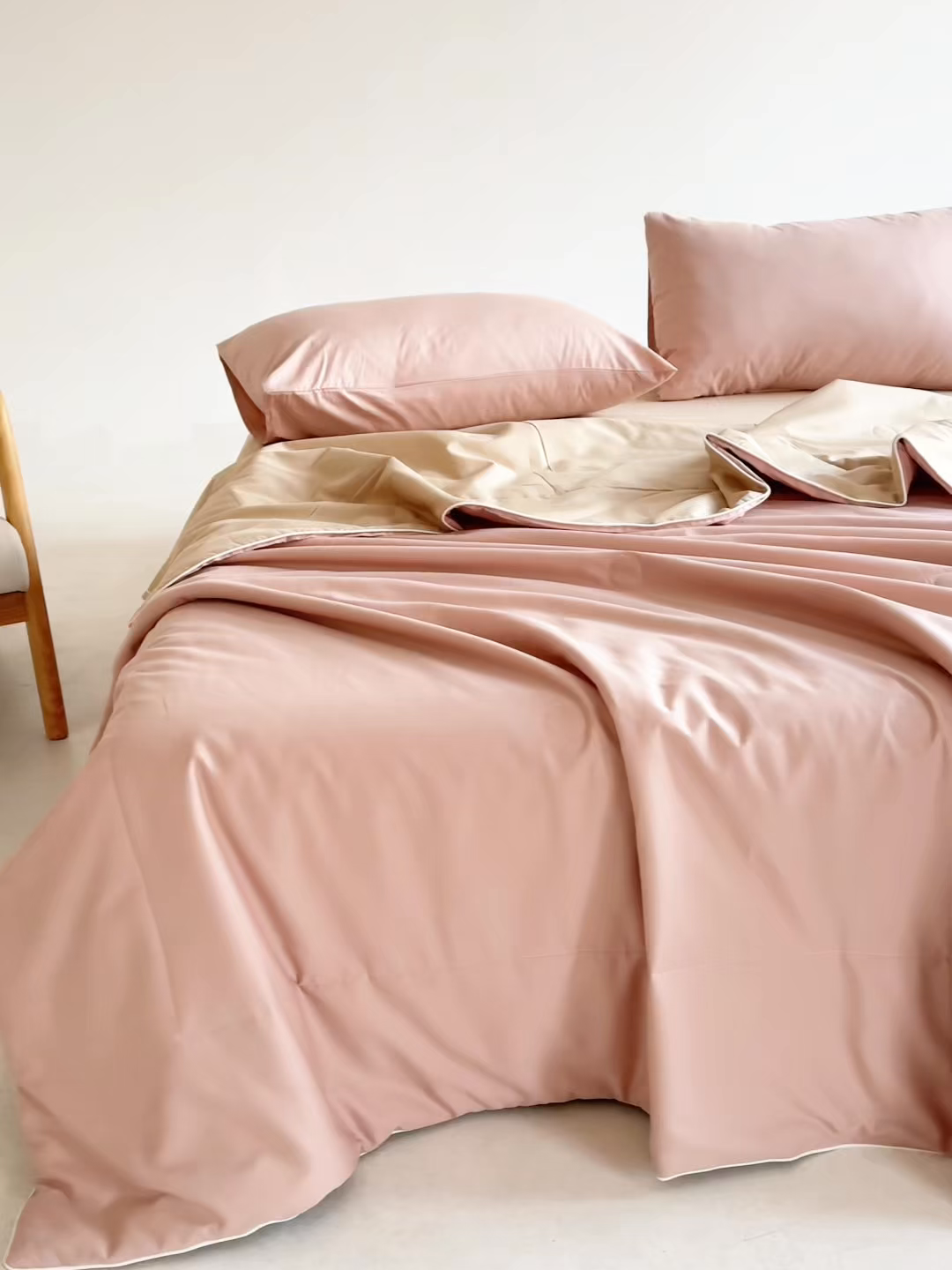 91家纺网 家纺一手货源 找家纺 盛凡家纺 2026新款133*72全棉A类55大豆抗菌夏被夏凉被空调被 玫瑰粉+奶咖