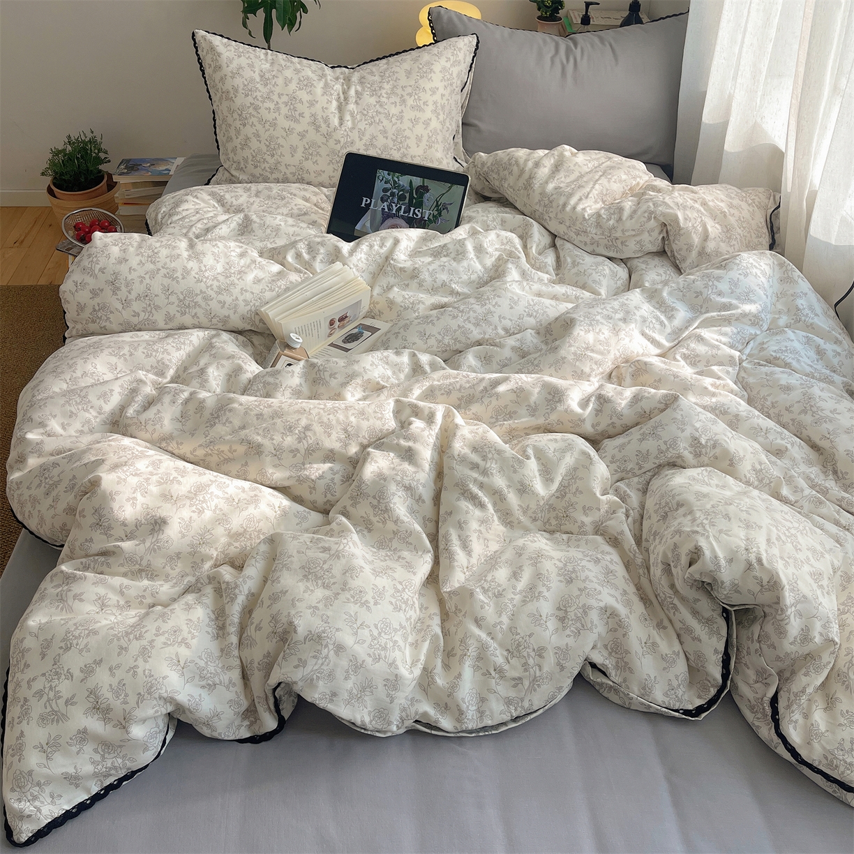 91家纺网 家纺一手货源 找家纺 三朵家纺 2026新款全棉纯棉双层纱小黑花边四件套 枝蔓