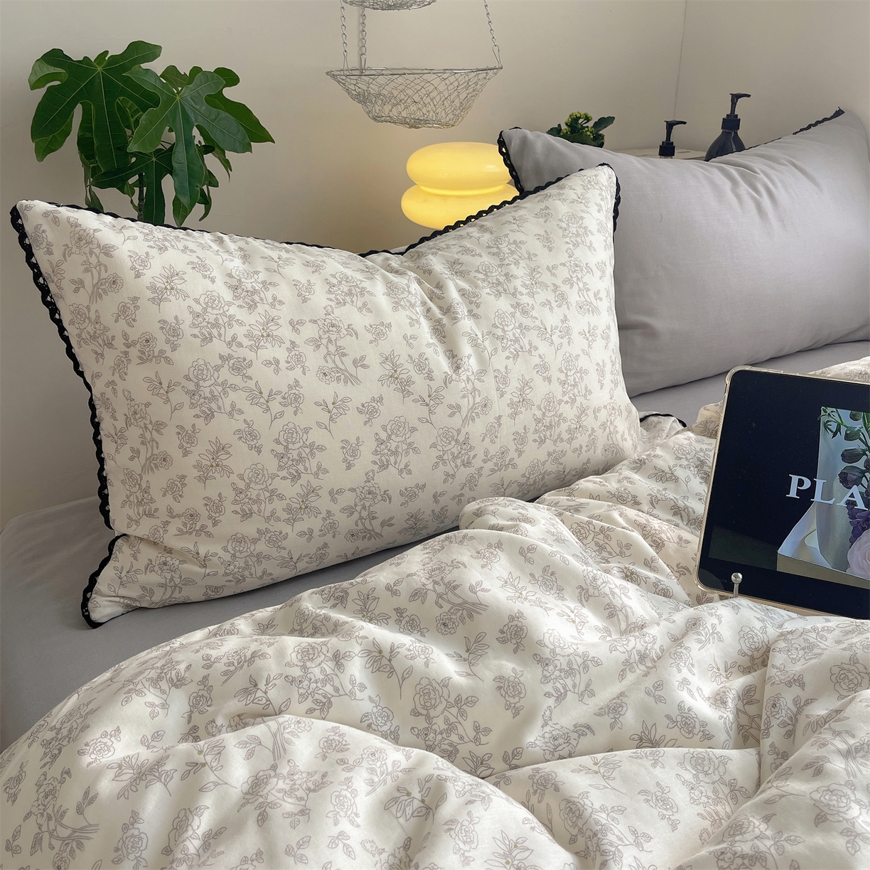 91家纺网 家纺一手货源 找家纺 三朵家纺 2026新款全棉纯棉双层纱小黑花边四件套 枝蔓