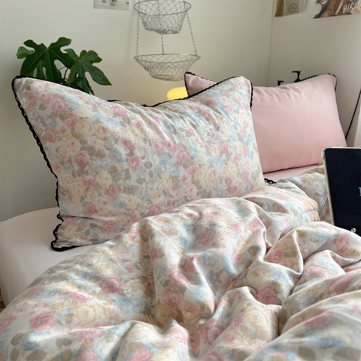 91家纺网 家纺一手货源 找家纺 三朵家纺 2026新款全棉纯棉双层纱小黑花边四件套 花影