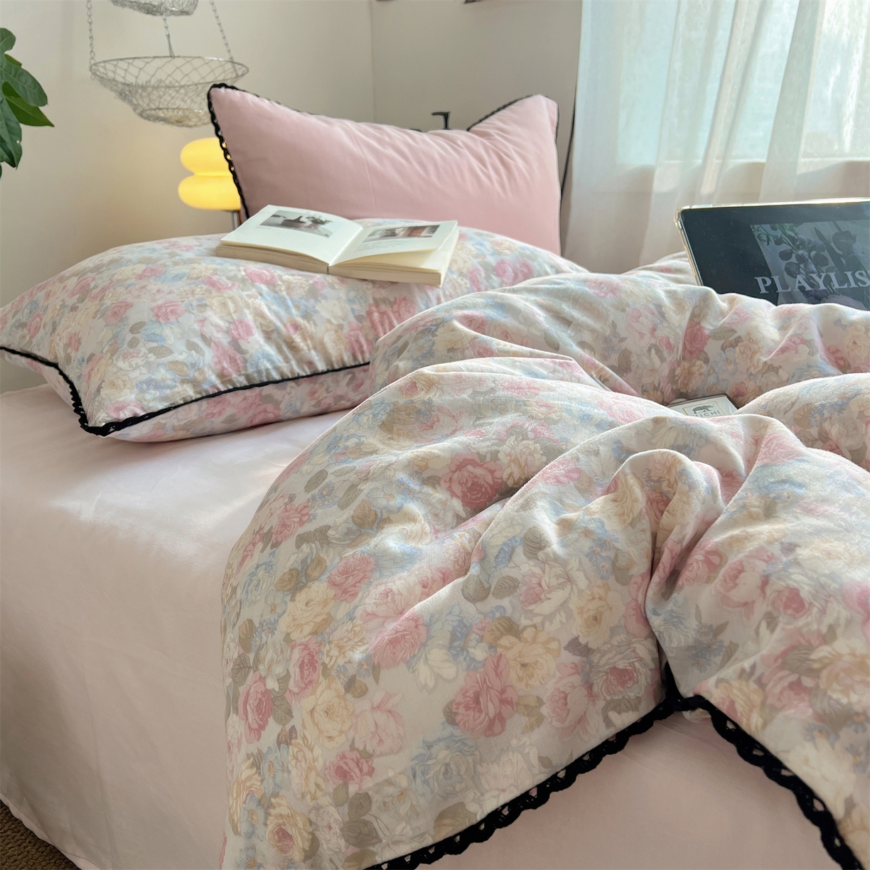 91家纺网 家纺一手货源 找家纺 三朵家纺 2026新款全棉纯棉双层纱小黑花边四件套 花影