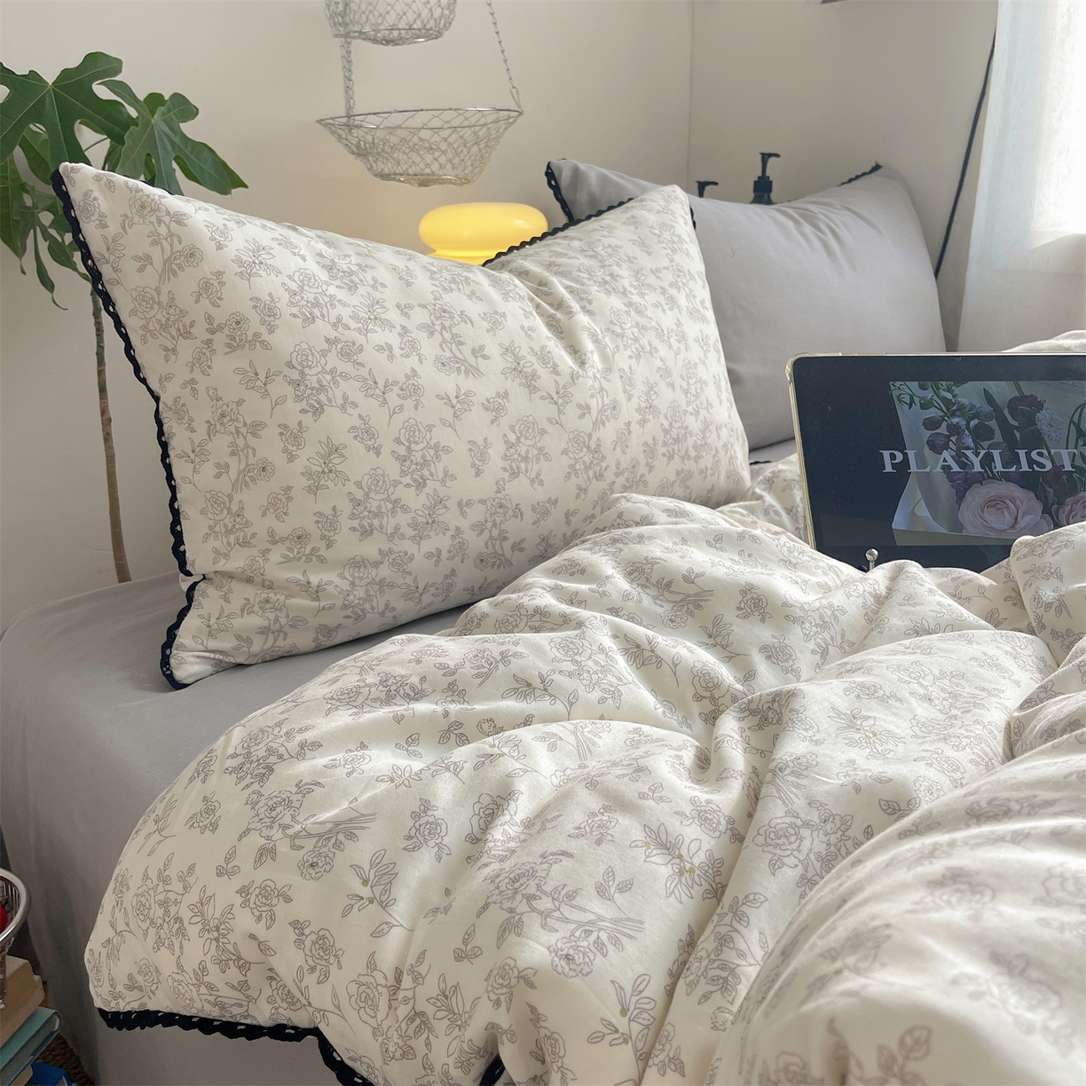 91家纺网 家纺一手货源 找家纺 三朵家纺 2026新款全棉纯棉双层纱小黑花边四件套 枝蔓