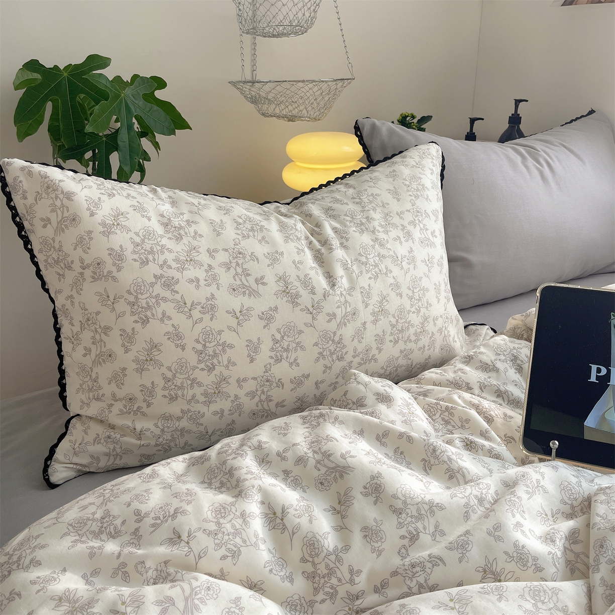 91家纺网 家纺一手货源 找家纺 三朵家纺 2026新款全棉纯棉双层纱小黑花边四件套 枝蔓