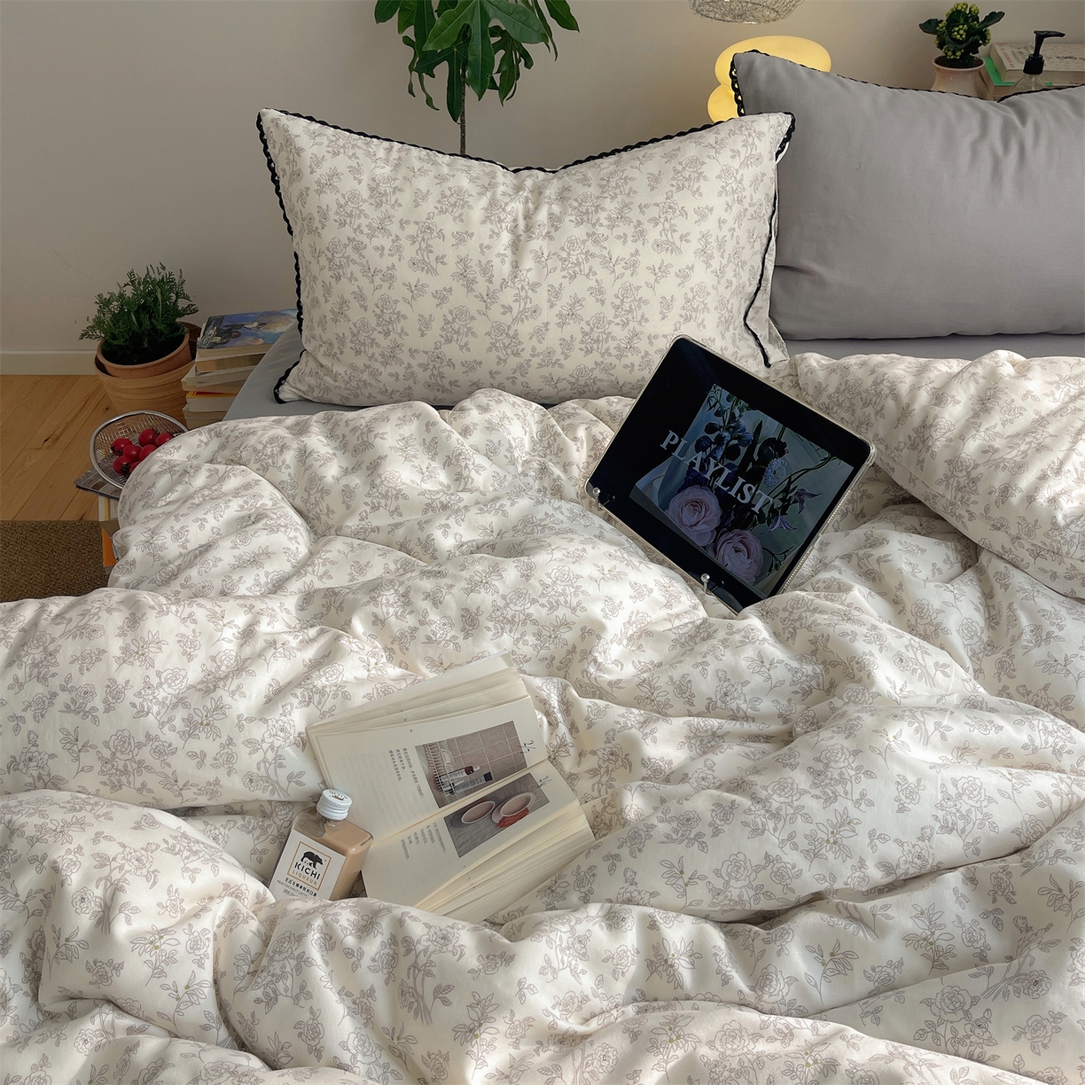 91家纺网 家纺一手货源 找家纺 三朵家纺 2026新款全棉纯棉双层纱小黑花边四件套 枝蔓