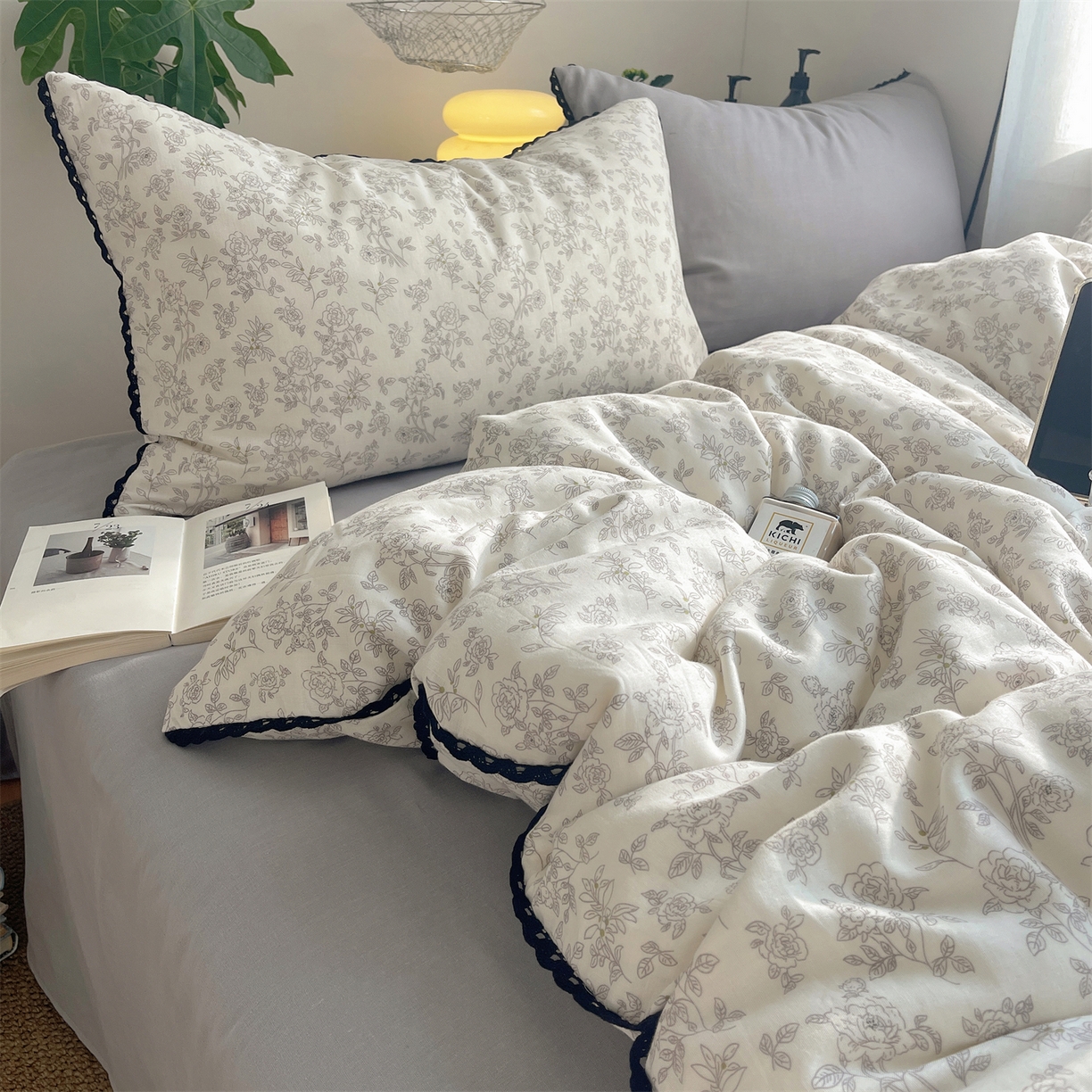 91家纺网 家纺一手货源 找家纺 三朵家纺 2026新款全棉纯棉双层纱小黑花边四件套 枝蔓