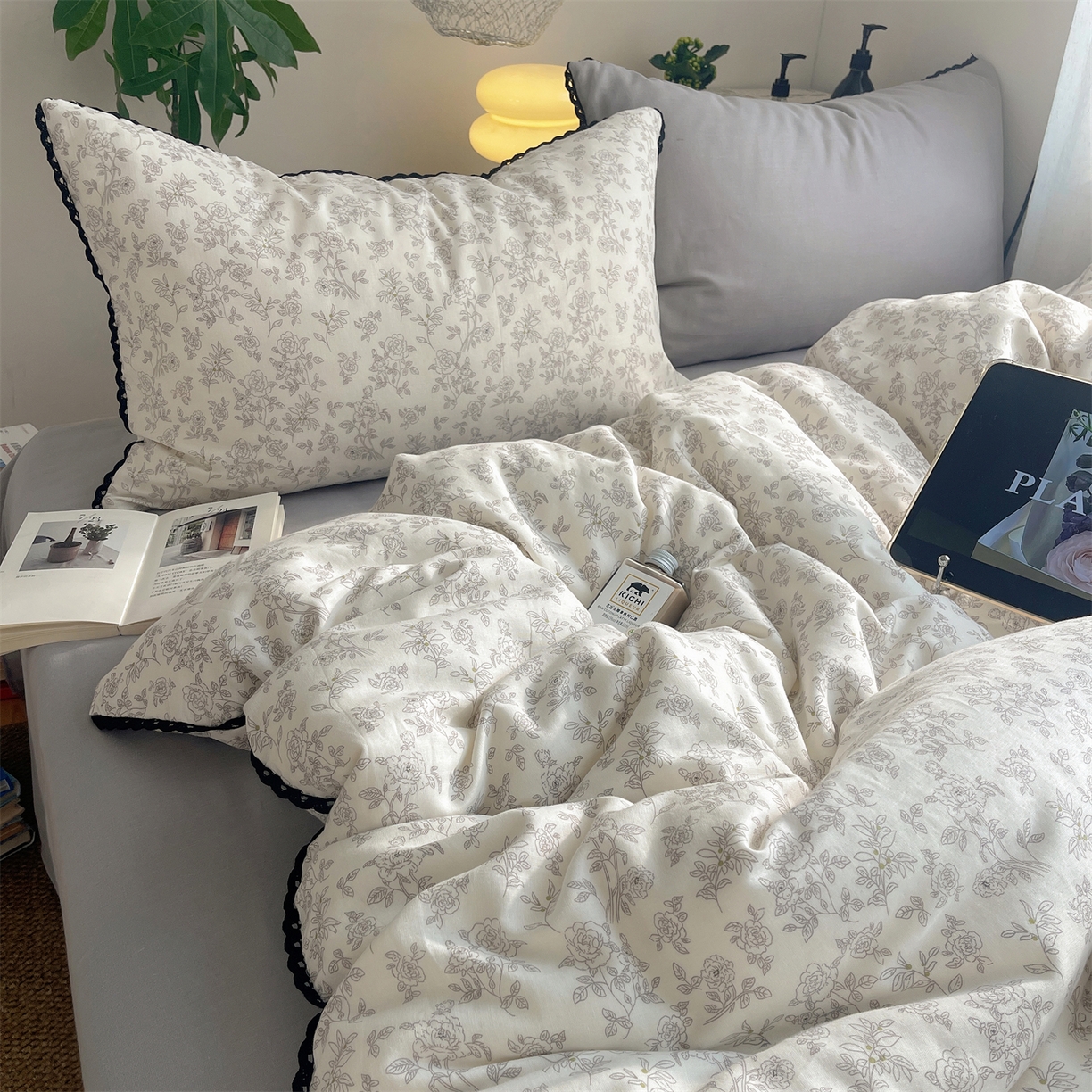 91家纺网 家纺一手货源 找家纺 三朵家纺 2026新款全棉纯棉双层纱小黑花边四件套 枝蔓