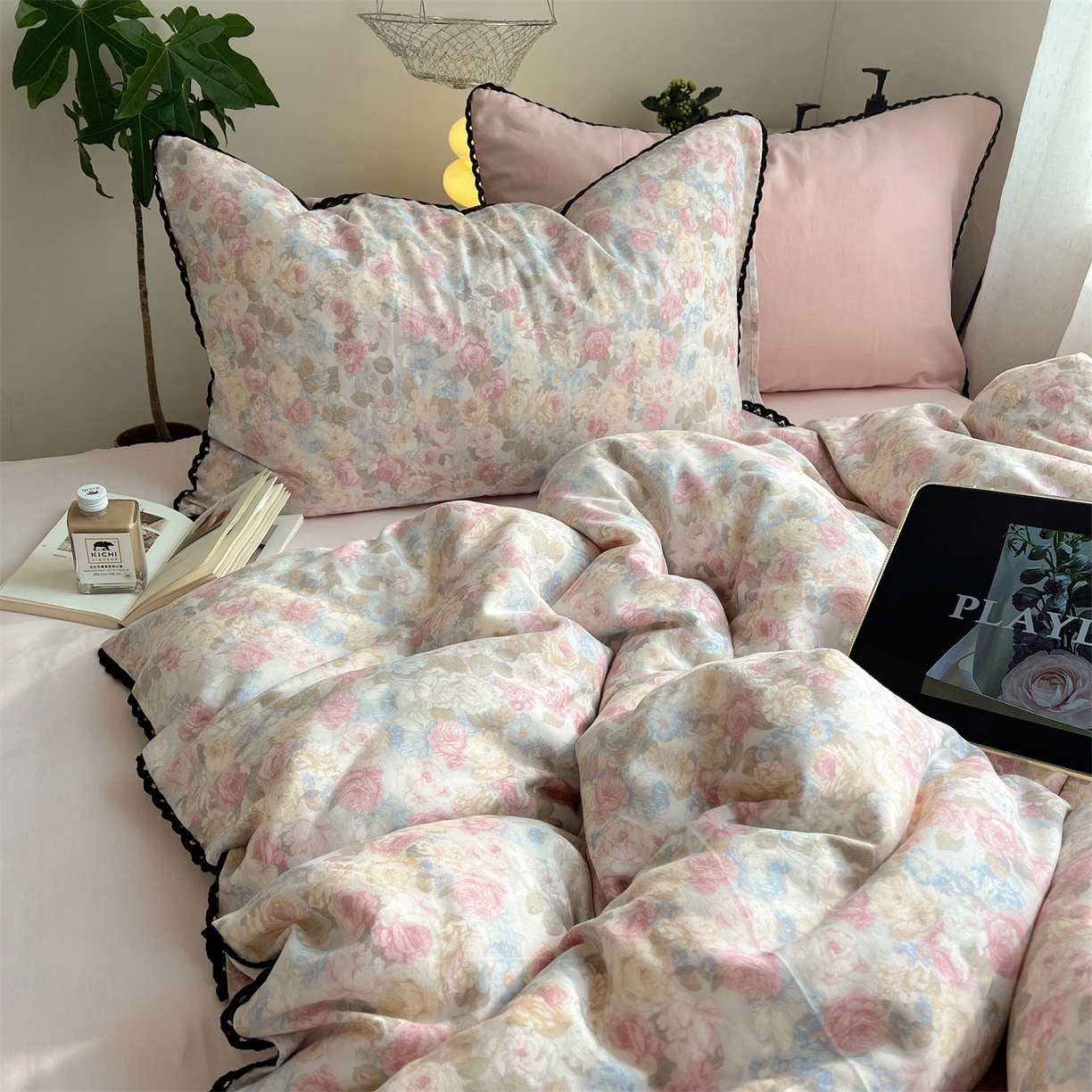 91家纺网 家纺一手货源 找家纺 三朵家纺 2026新款全棉纯棉双层纱小黑花边四件套 花影