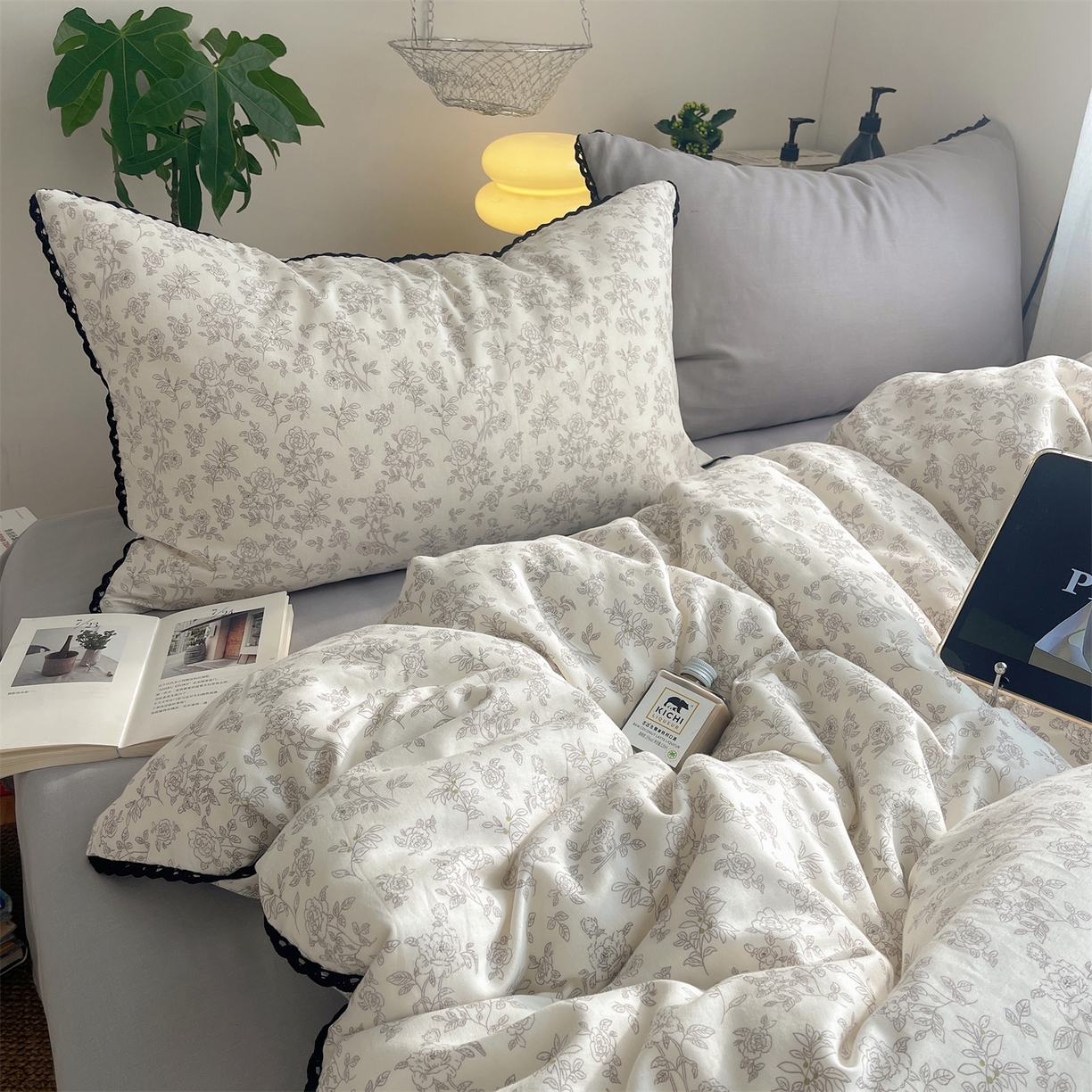 91家纺网 家纺一手货源 找家纺 三朵家纺 2026新款全棉纯棉双层纱小黑花边四件套 枝蔓