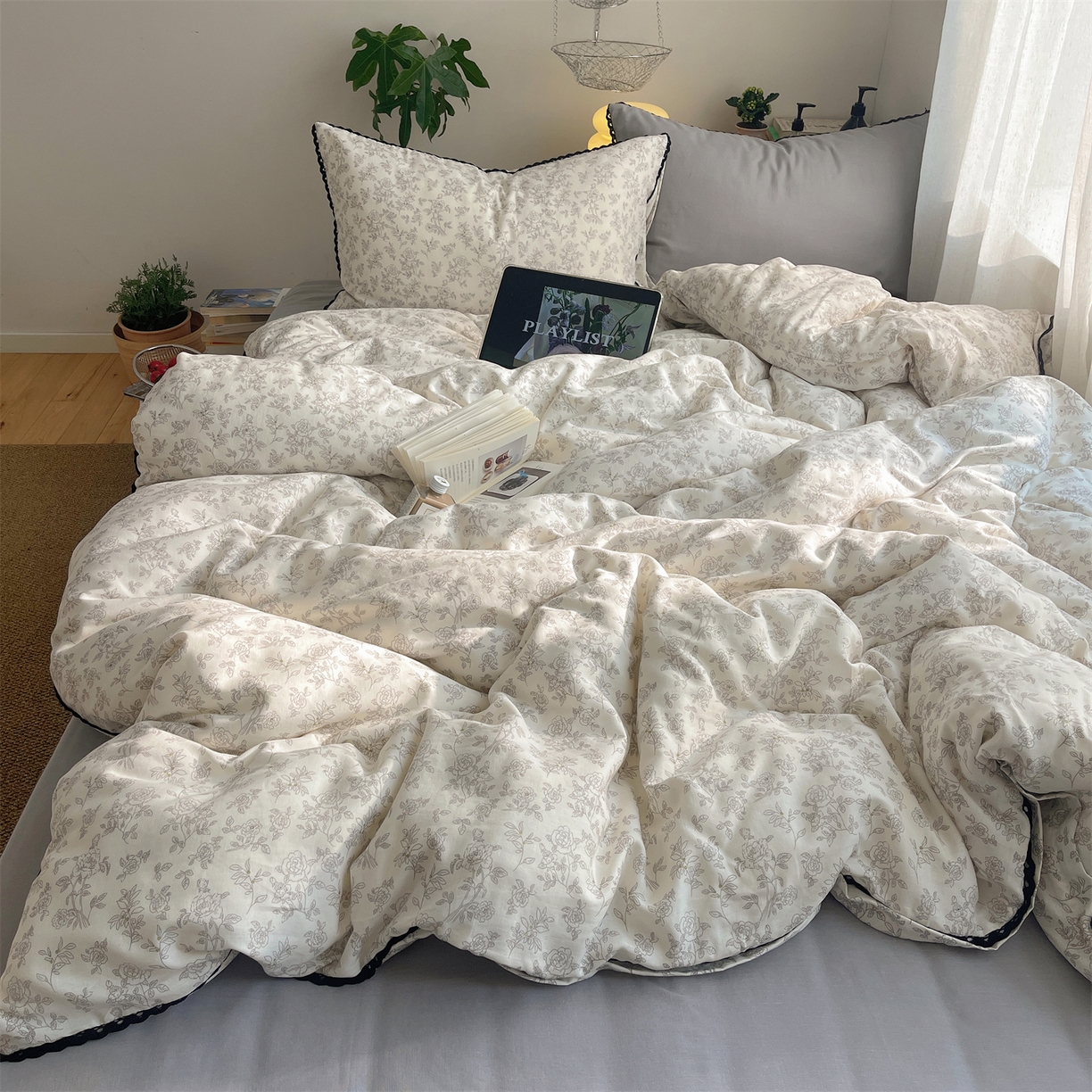 91家纺网 家纺一手货源 找家纺 三朵家纺 2026新款全棉纯棉双层纱小黑花边四件套 枝蔓