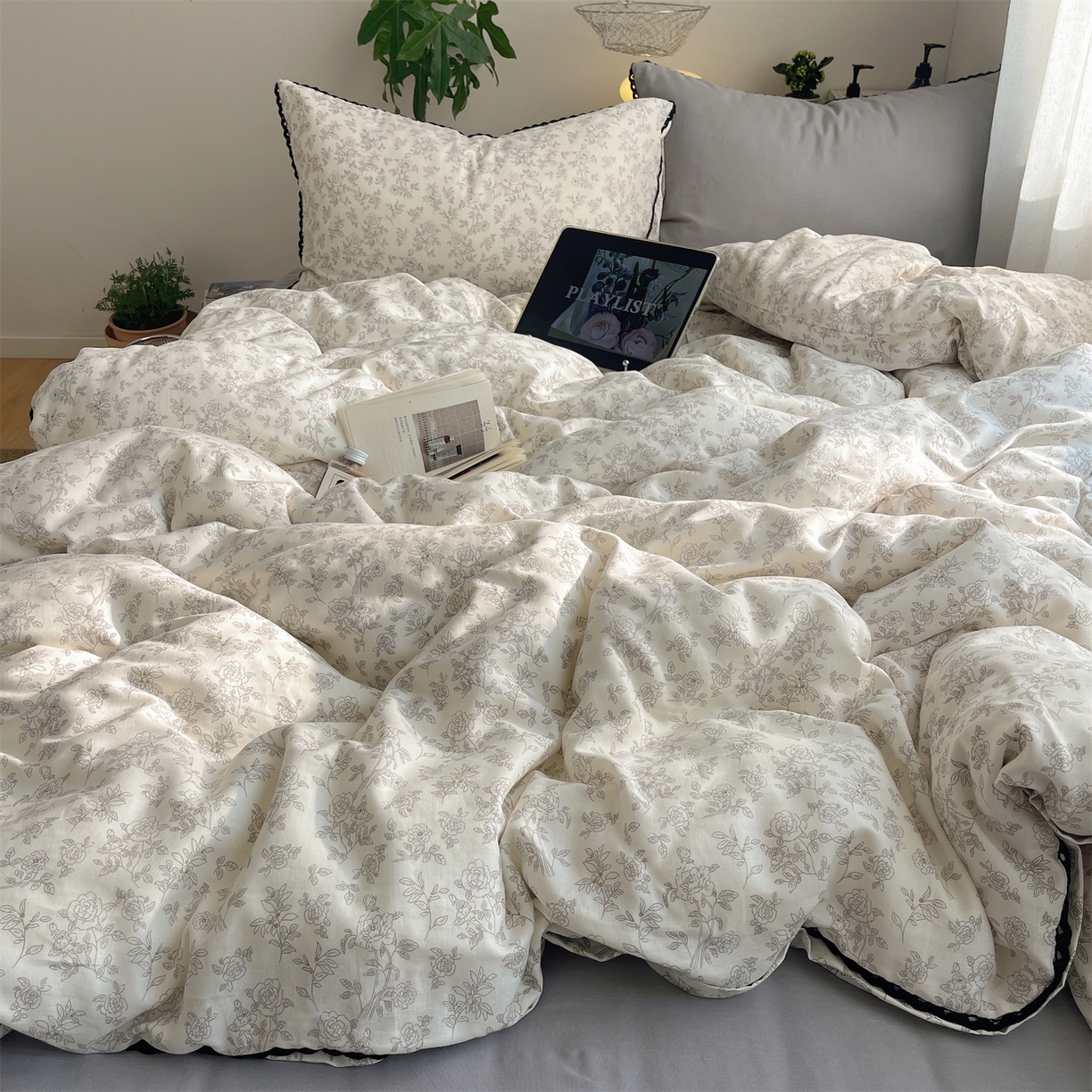 91家纺网 家纺一手货源 找家纺 三朵家纺 2026新款全棉纯棉双层纱小黑花边四件套 枝蔓