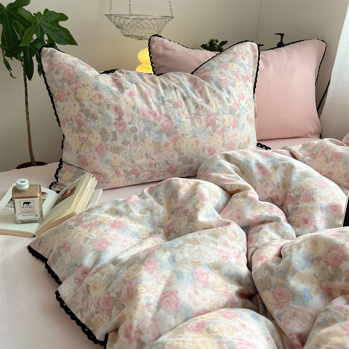 91家纺网 家纺一手货源 找家纺 三朵家纺 2026新款全棉纯棉双层纱小黑花边四件套 花影