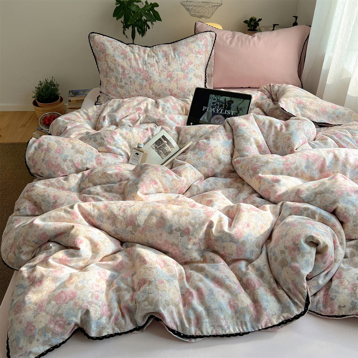 91家纺网 家纺一手货源 找家纺 三朵家纺 2026新款全棉纯棉双层纱小黑花边四件套 花影