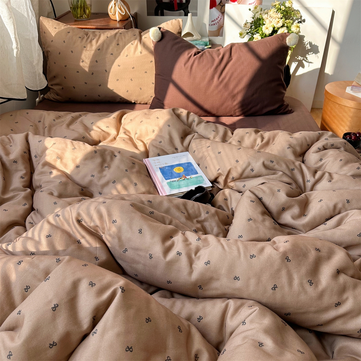 91家纺网 家纺一手货源 找家纺 三朵家纺 2026新款全棉纯棉双层纱小毛球系列四件套 蝴蝶结-咖