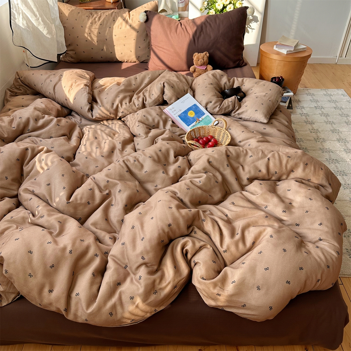 91家纺网 家纺一手货源 找家纺 三朵家纺 2026新款全棉纯棉双层纱小毛球系列四件套 蝴蝶结-咖