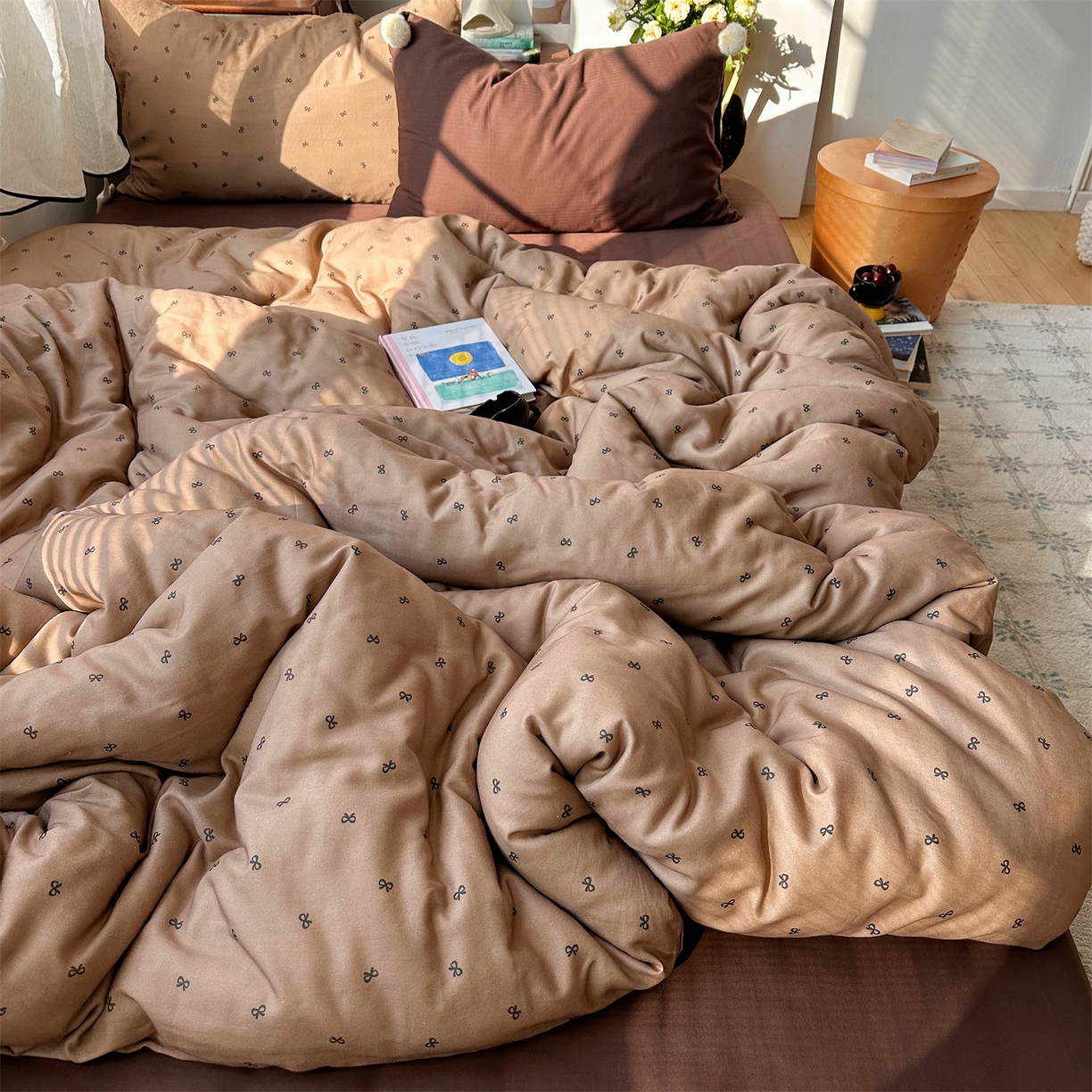 91家纺网 家纺一手货源 找家纺 三朵家纺 2026新款全棉纯棉双层纱小毛球系列四件套 蝴蝶结-咖