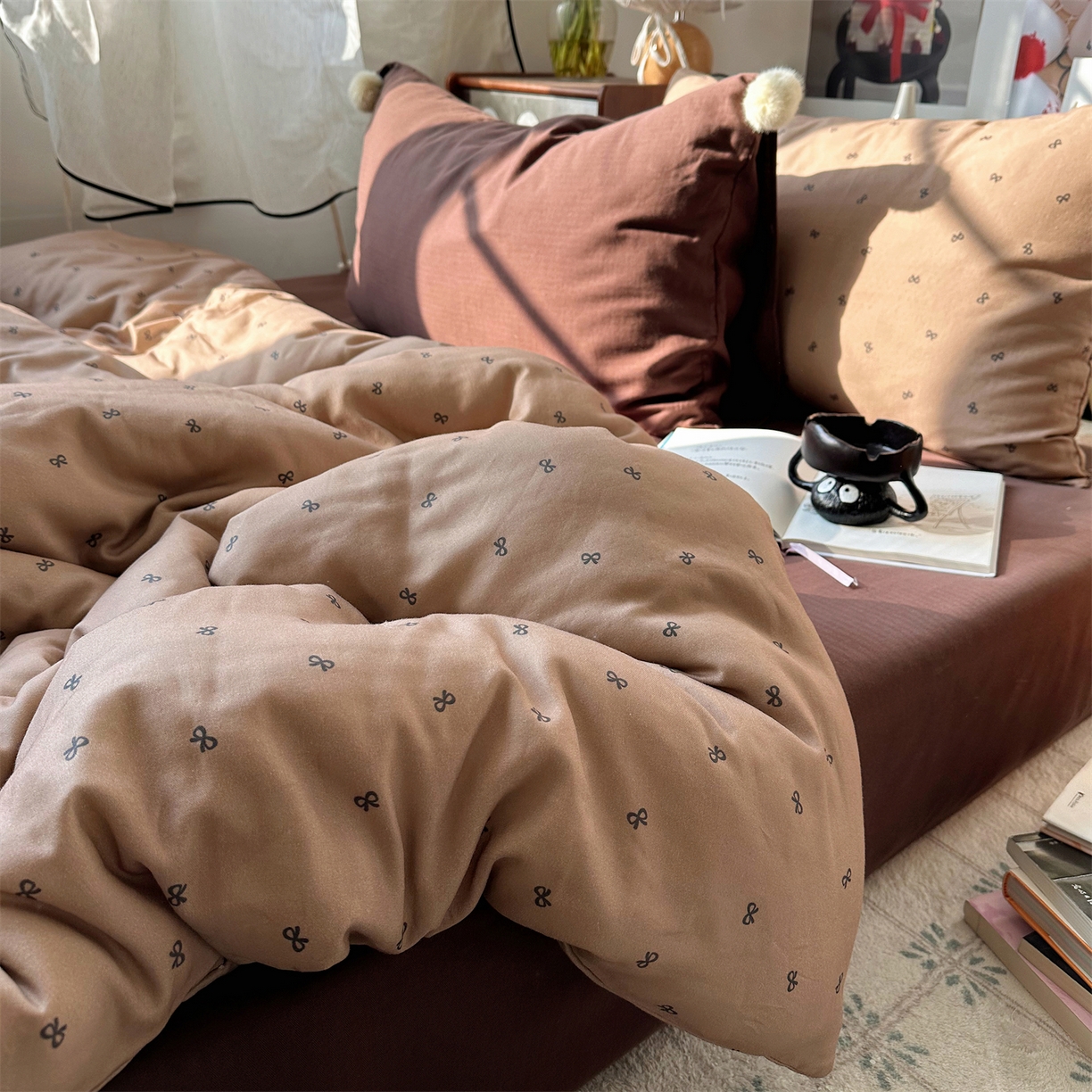 91家纺网 家纺一手货源 找家纺 三朵家纺 2026新款全棉纯棉双层纱小毛球系列四件套 蝴蝶结-咖