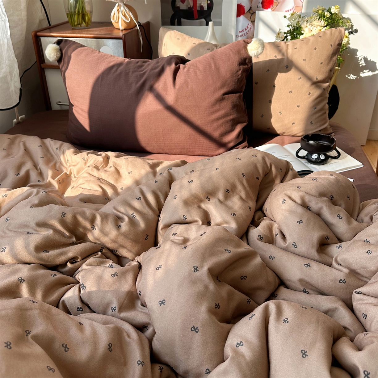 91家纺网 家纺一手货源 找家纺 三朵家纺 2026新款全棉纯棉双层纱小毛球系列四件套 蝴蝶结-咖