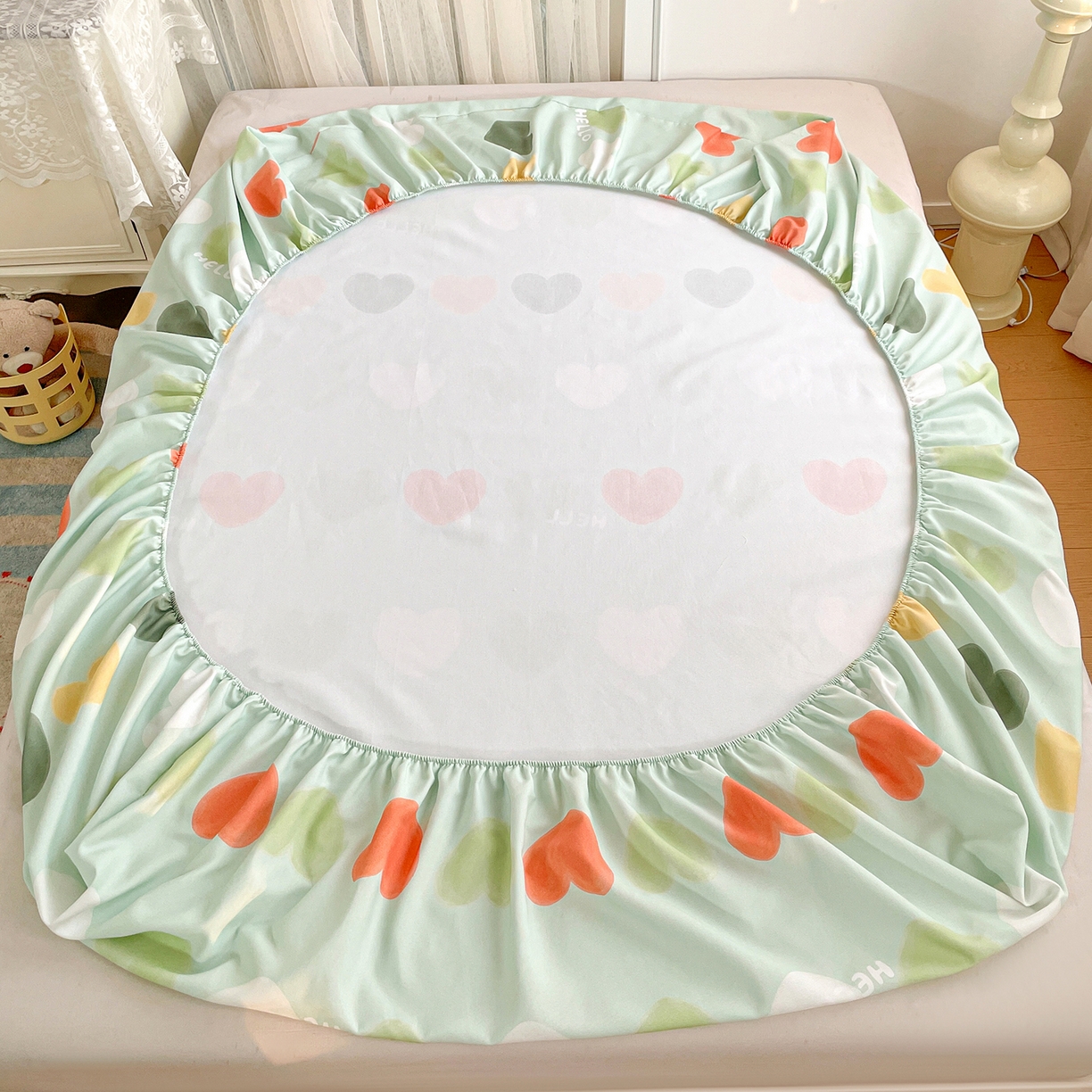 91家纺网 家纺一手货源 找家纺 纽缦家纺 2026新款舒适透气细沙卡通印花老粗布床笠 玛卡爱心-绿