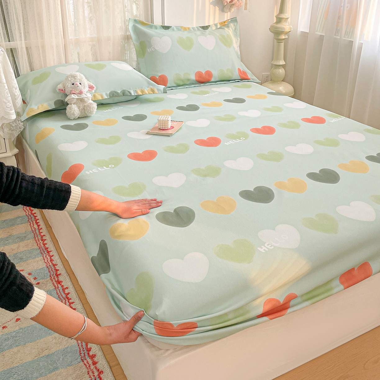 91家纺网 家纺一手货源 找家纺 纽缦家纺 2026新款舒适透气细沙卡通印花老粗布床笠 玛卡爱心-绿