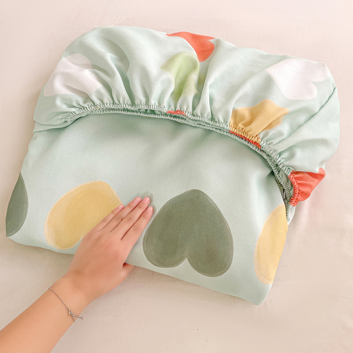 91家纺网 家纺一手货源 找家纺 纽缦家纺 2026新款舒适透气细沙卡通印花老粗布床笠 玛卡爱心-绿