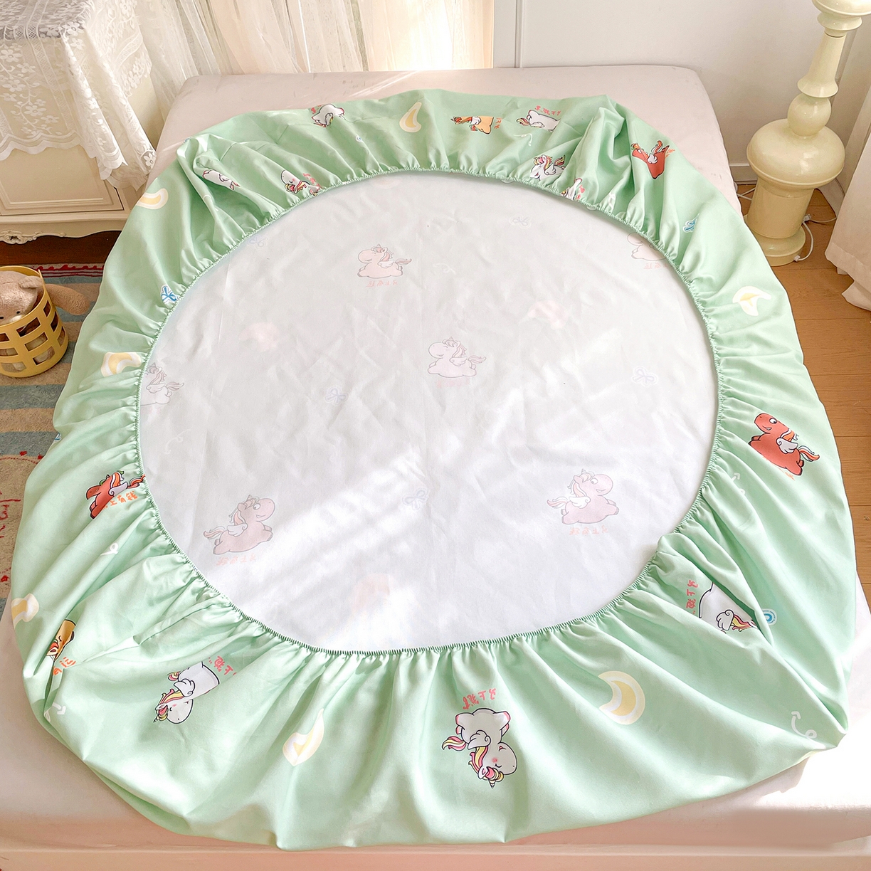 91家纺网 家纺一手货源 找家纺 纽缦家纺 2026新款舒适透气细沙卡通印花老粗布床笠 七彩小马-绿