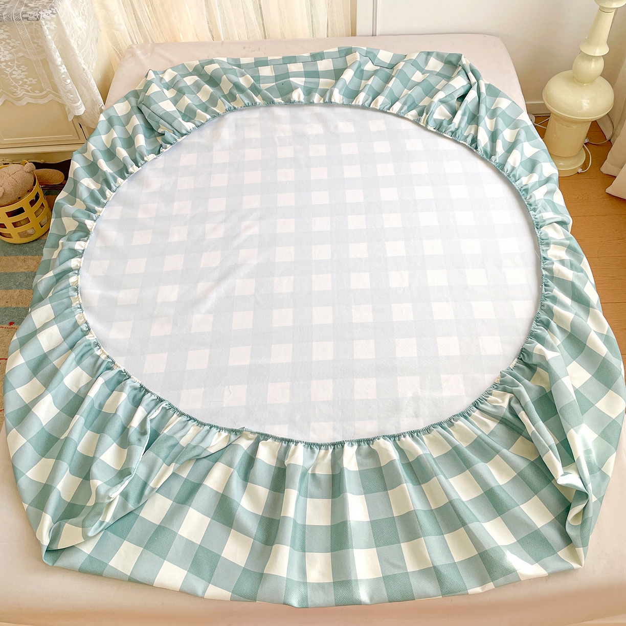 91家纺网 家纺一手货源 找家纺 纽缦家纺 2026新款舒适透气细沙卡通印花老粗布床笠 格子世界-绿