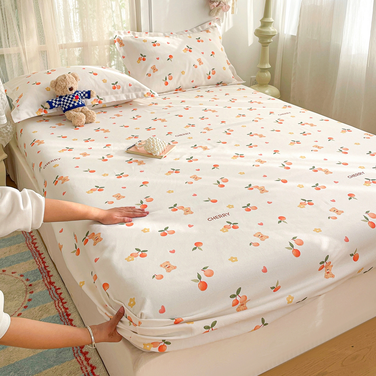 91家纺网 家纺一手货源 找家纺 纽缦家纺 2026新款舒适透气细沙卡通印花老粗布床笠 樱桃熊-米