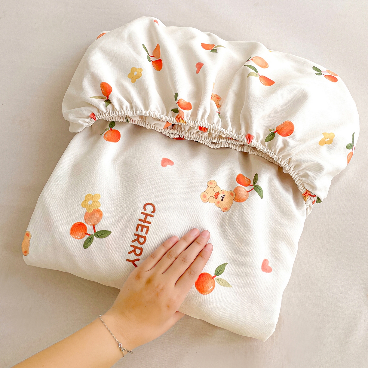 91家纺网 家纺一手货源 找家纺 纽缦家纺 2026新款舒适透气细沙卡通印花老粗布床笠 樱桃熊-米