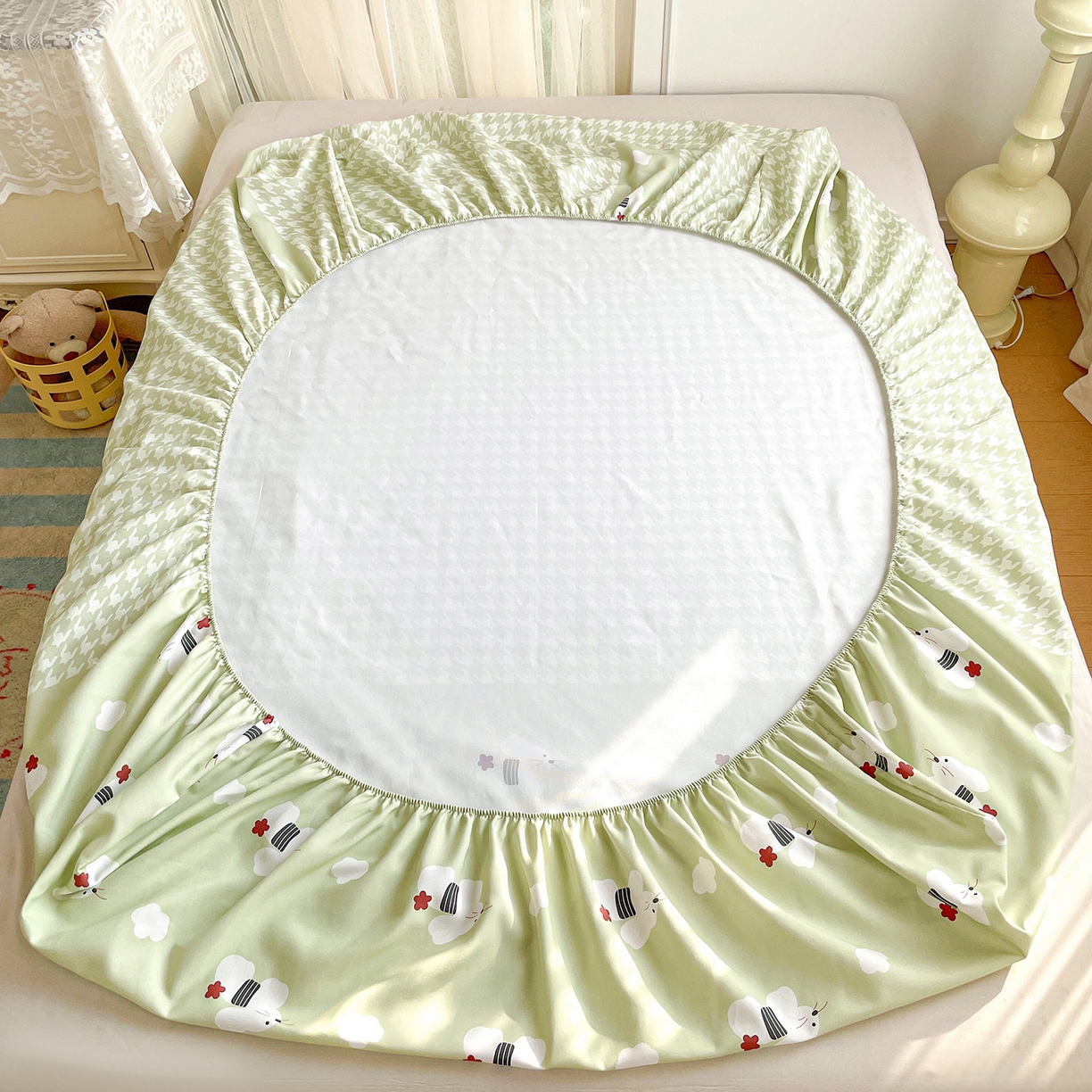 91家纺网 家纺一手货源 找家纺 纽缦家纺 2026新款舒适透气细沙卡通印花老粗布床笠 田园小兔-绿