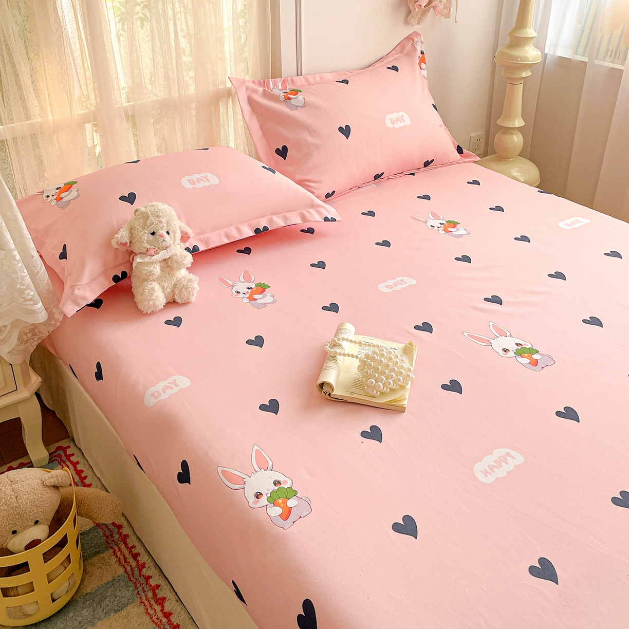 91家纺网 家纺一手货源 找家纺 纽缦家纺 2026新款舒适透气细沙卡通印花老粗布床笠 胡萝卜兔-粉