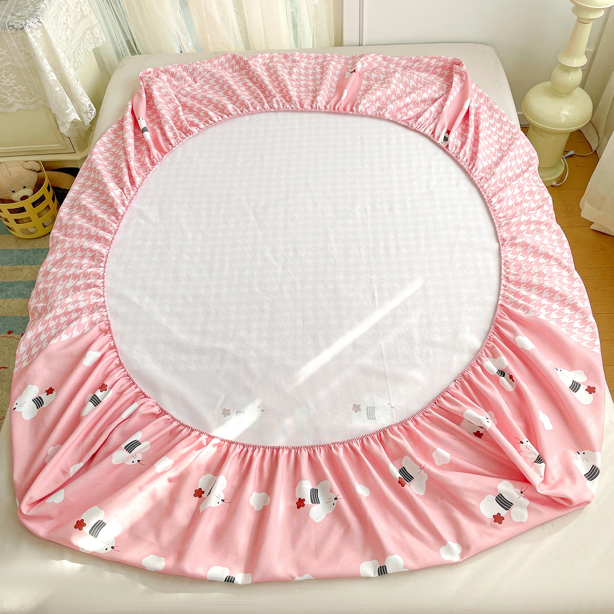 91家纺网 家纺一手货源 找家纺 纽缦家纺 2026新款舒适透气细沙卡通印花老粗布床笠 田园小兔-粉