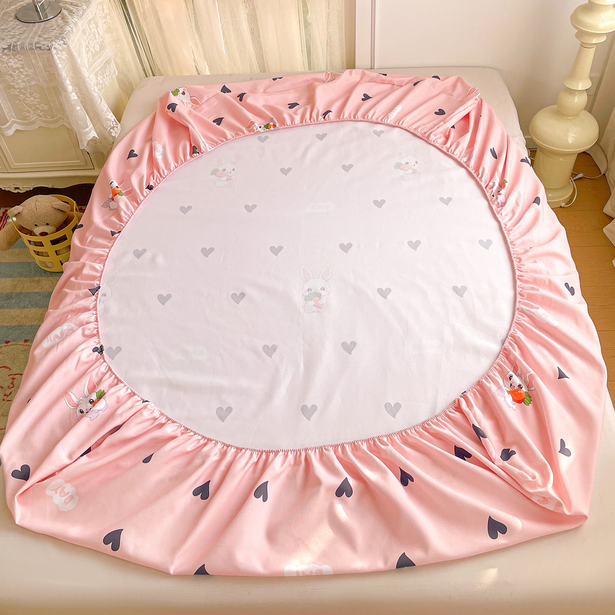 91家纺网 家纺一手货源 找家纺 纽缦家纺 2026新款舒适透气细沙卡通印花老粗布床笠 胡萝卜兔-粉