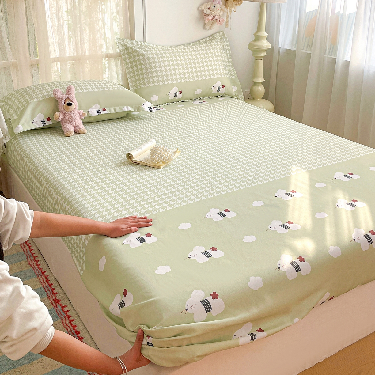 91家纺网 家纺一手货源 找家纺 纽缦家纺 2026新款舒适透气细沙卡通印花老粗布床笠 田园小兔-绿