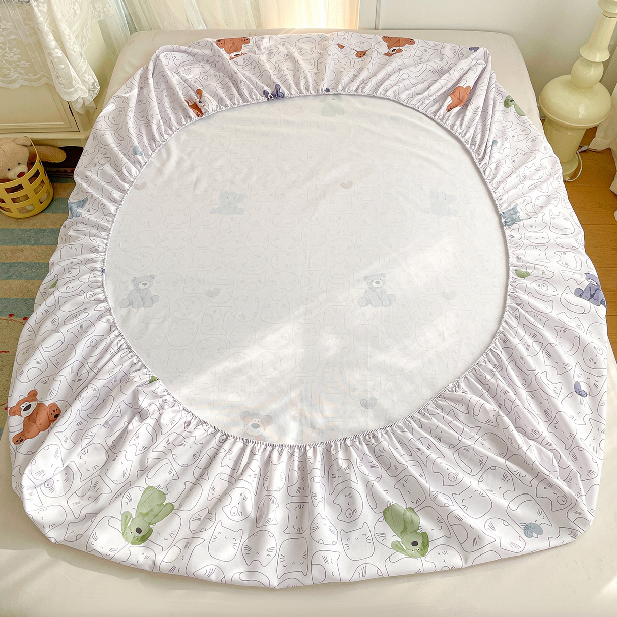 91家纺网 家纺一手货源 找家纺 纽缦家纺 2026新款舒适透气细沙卡通印花老粗布床笠 卡洛熊-灰