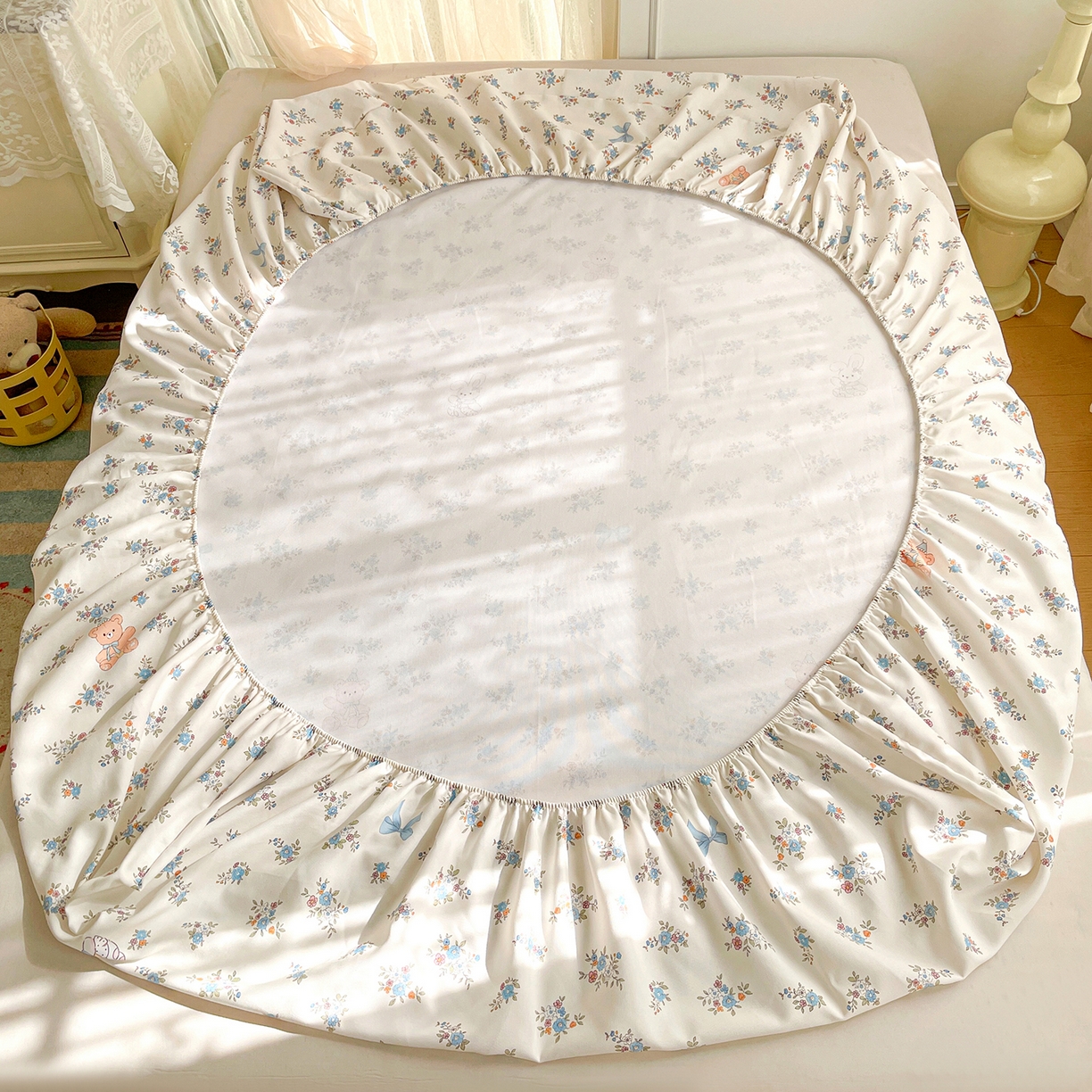 91家纺网 家纺一手货源 找家纺 纽缦家纺 2026新款舒适透气细沙卡通印花老粗布床笠 苏莉熊-米