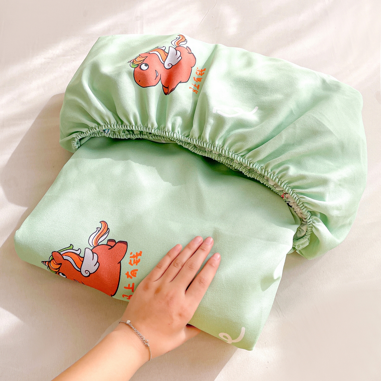 91家纺网 家纺一手货源 找家纺 纽缦家纺 2026新款舒适透气细沙卡通印花老粗布床笠 七彩小马-绿