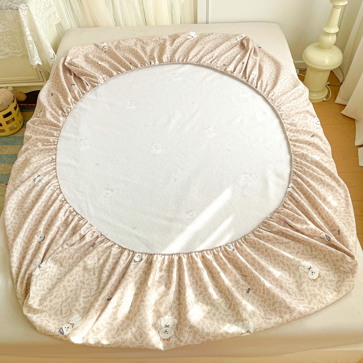 91家纺网 家纺一手货源 找家纺 纽缦家纺 2026新款舒适透气细沙卡通印花老粗布床笠 花漾小狗-咖