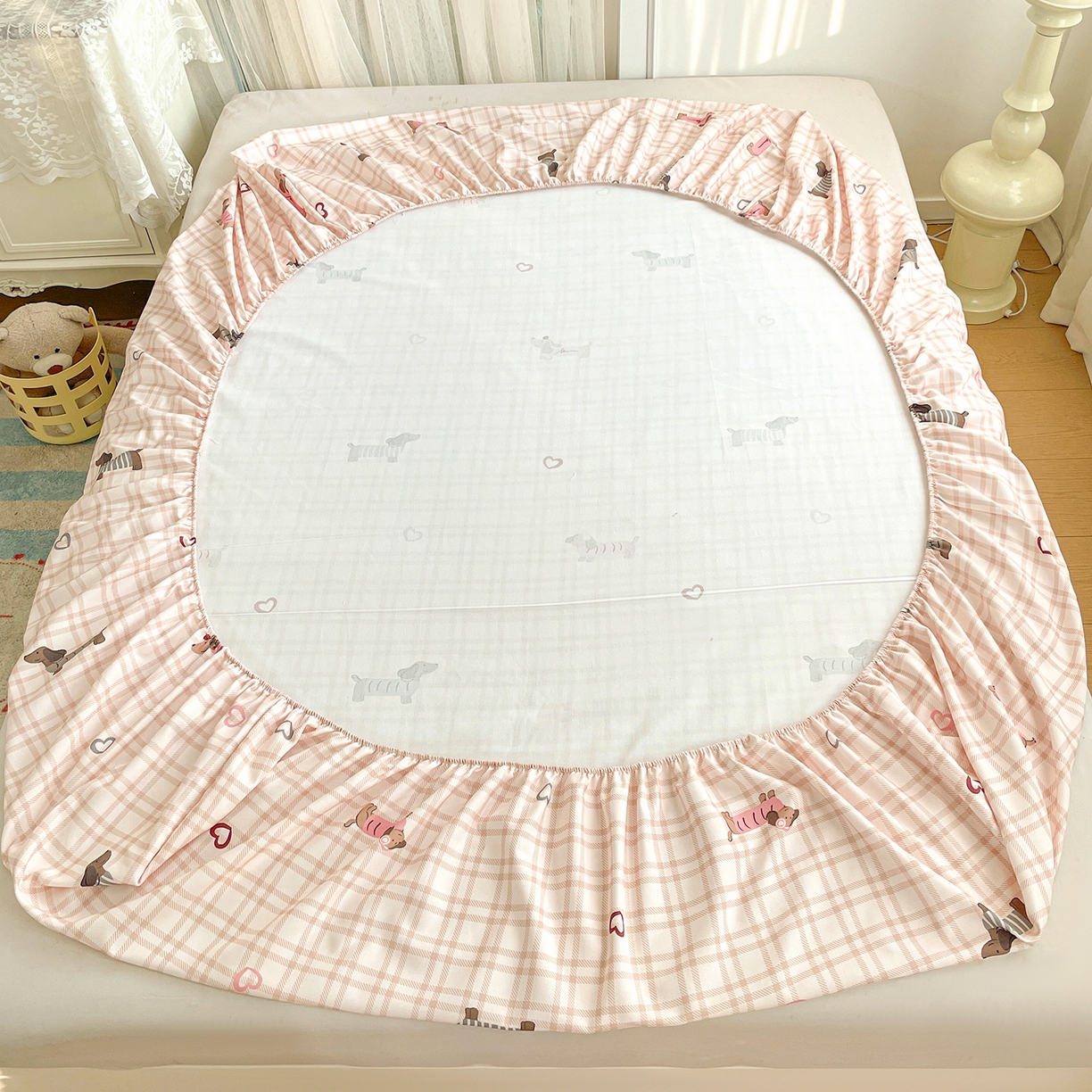 91家纺网 家纺一手货源 找家纺 纽缦家纺 2026新款舒适透气细沙卡通印花老粗布床笠 英伦小狗-粉