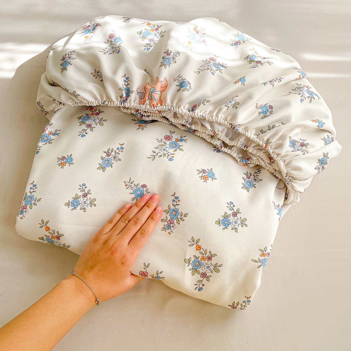 91家纺网 家纺一手货源 找家纺 纽缦家纺 2026新款舒适透气细沙卡通印花老粗布床笠 苏莉熊-米