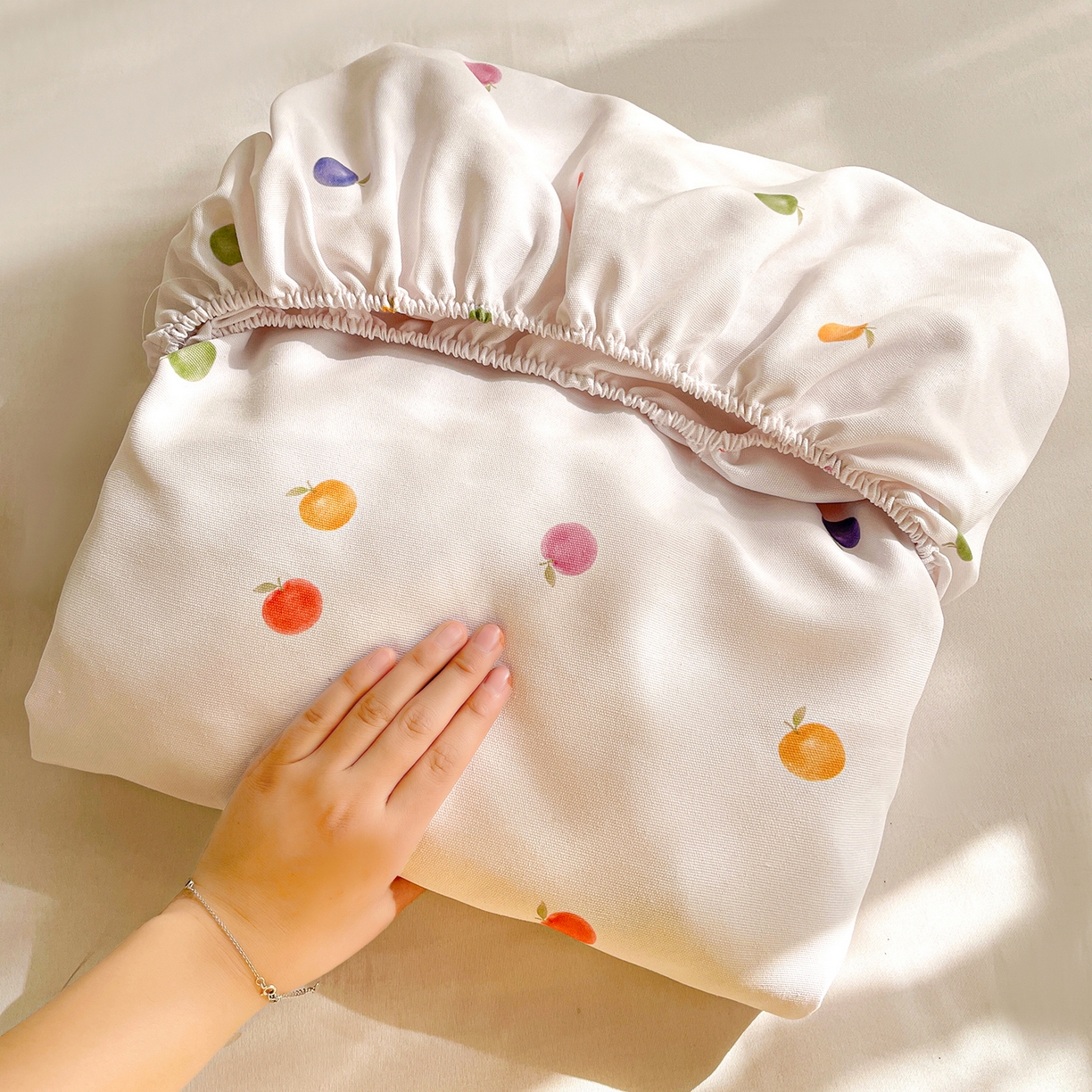 91家纺网 家纺一手货源 找家纺 纽缦家纺 2026新款舒适透气细沙卡通印花老粗布床笠 七彩苹果-米