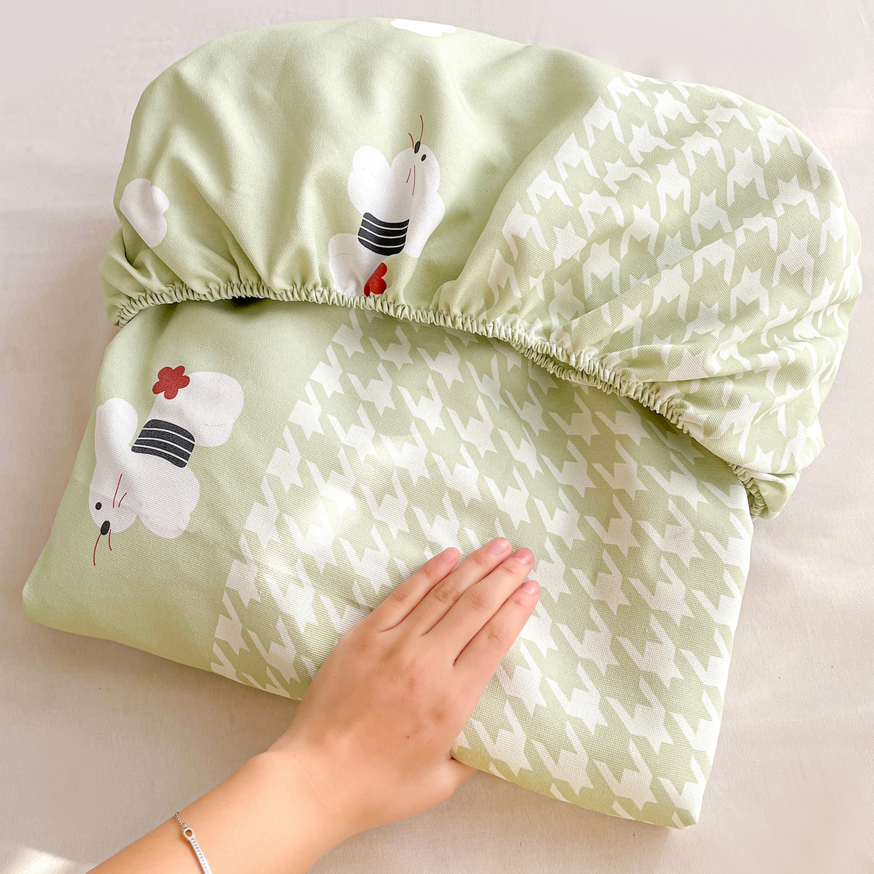 91家纺网 家纺一手货源 找家纺 纽缦家纺 2026新款舒适透气细沙卡通印花老粗布床笠 田园小兔-绿