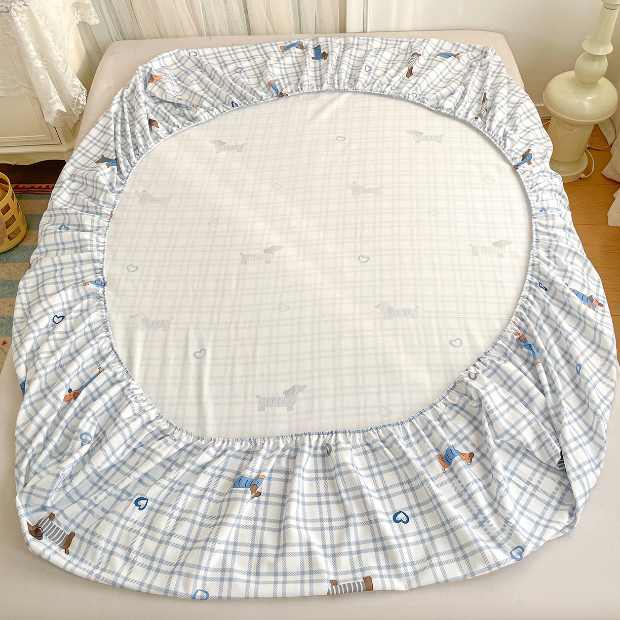 91家纺网 家纺一手货源 找家纺 纽缦家纺 2026新款舒适透气细沙卡通印花老粗布床笠 英伦小狗-蓝